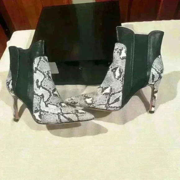 NY&Co Faye High Heel Ankle Booties.9.5 only wore once.  Excellent condition - Picture 3 of 8